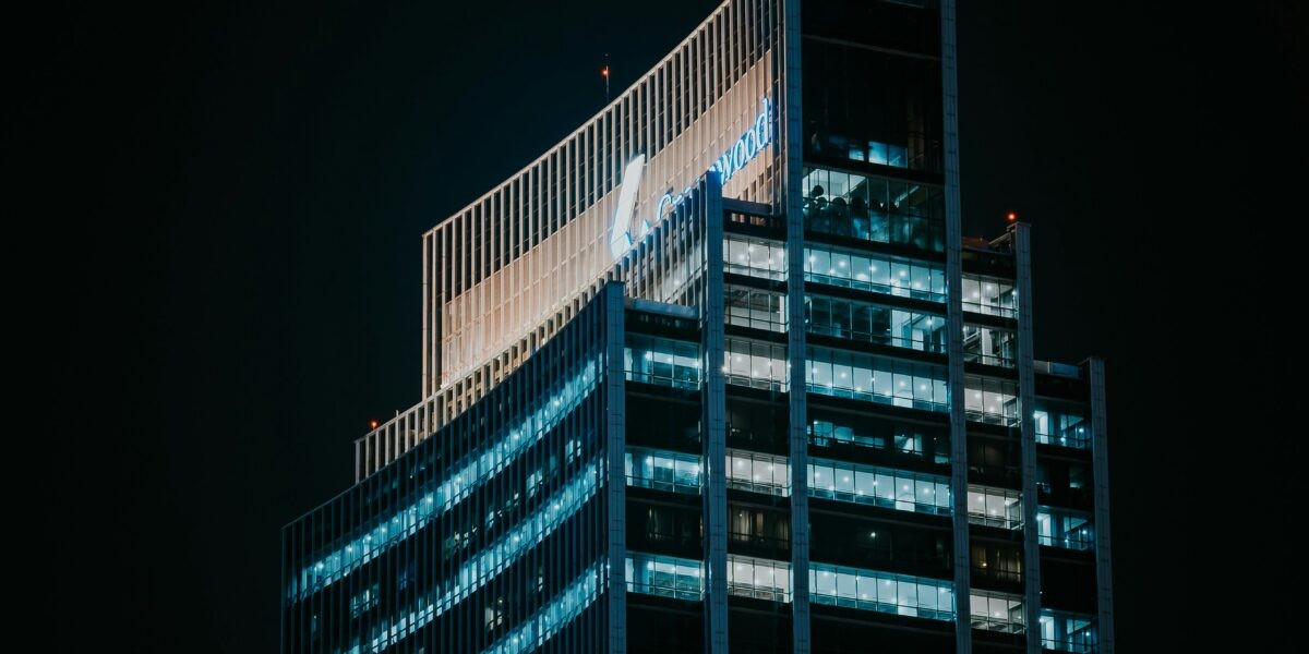 Cont bancar obligatoriu pentru firme ce aduce Pachetul 2 fiscal business afaceri cladire birouri